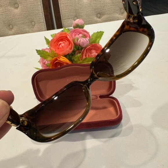 Authentic Gucci sunglasses with case - Picture 8 of 11